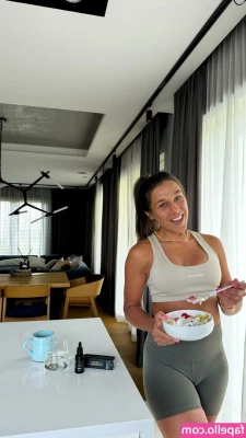 Joanna Jedrzejczyk [ joanna-jedrzejczyk-1 ] - does green suit me?