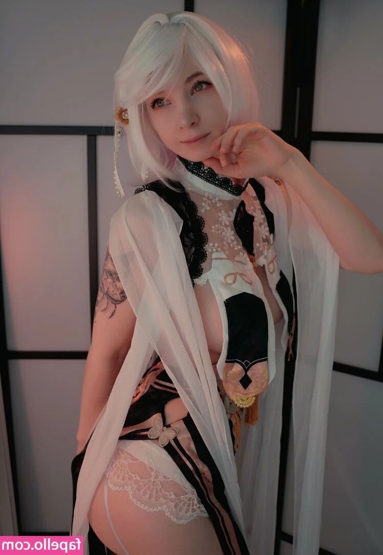 Yakisa_uwu [ yakisa-uwu-2 ] - Finishing up wrapping presents!! Just imagine you’re sitting by the