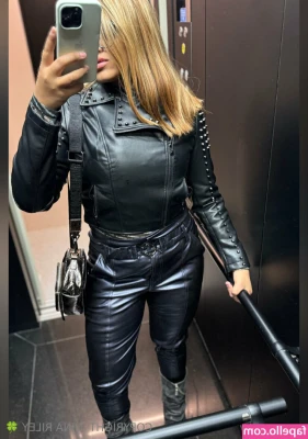 ninavelvetfree - If you were my Peleton I'd ride you every day. 😉