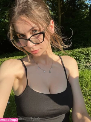 lolabrain [ lolabrain-1 ] - Just enjoying my thongless Thursday . 🥰