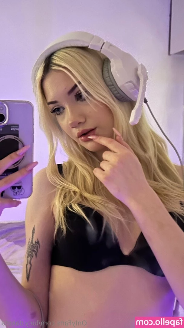 lucy.dakota [ lucy-dakota ] - My fuck machine made me cum TWICE!! This thing is soooo good to my