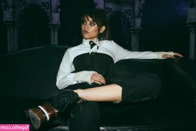 Jenna Ortega [ jenna-ortega-1 ] - Bikini toes!