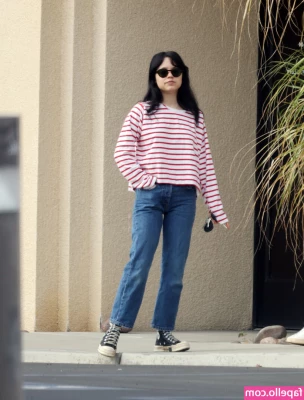 Jenna Ortega [ jenna-ortega-1 ] - Vor dem Hotel Fenster wichsen und spritzen   Es hat mich sehr