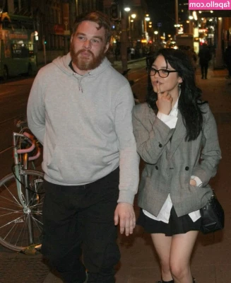 Jenna Ortega [ jenna-ortega-1 ] - Domingo de masturbación   Acaso no hay nada que este hombre barbado