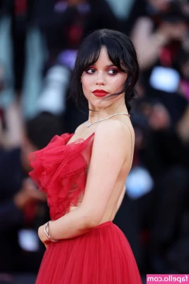 Jenna Ortega [ jenna-ortega-1 ] - Long showers are my favorite. Hby? 🤭