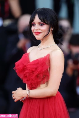Jenna Ortega [ jenna-ortega-1 ] - I need someone to teach me swimming
