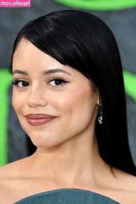 Jenna Ortega [ jenna-ortega-1 ] - How can you tell a girl is Horny at work