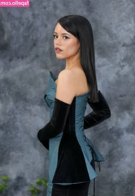 Jenna Ortega [ jenna-ortega-1 ] - I WANT A NEW TOYYYY  who s gonna buy me one off my Amazon wishlist 