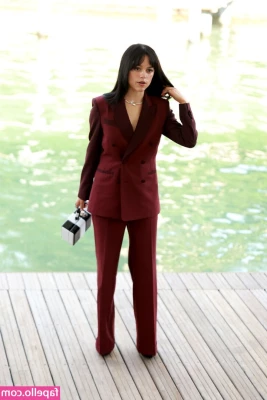 Jenna Ortega [ jenna-ortega-1 ] - If I look at you like this and take this top off, won’t it make it