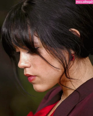 Jenna Ortega [ jenna-ortega-1 ] - Eu amo detalhes e essa foto  pra mim  traz a beleza do erotismo de um