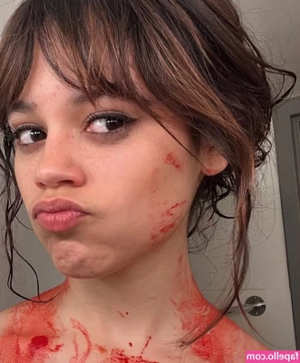 Jenna Ortega [ jenna-ortega-1 ] - Christmas is over  so here are the last Christmas pics until December