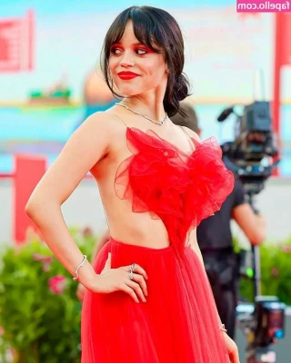 Jenna Ortega [ jenna-ortega-1 ] - What s your favorite activity on Hump Day  Can you guess mine  See y