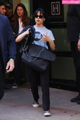 Jenna Ortega [ jenna-ortega-1 ] - Morning booty pics before work