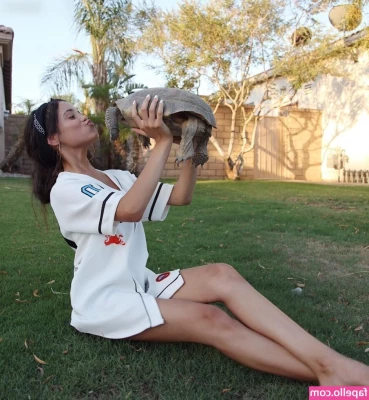 Jenna Ortega [ jenna-ortega-1 ] - Cleaning my tummy and bellybutton