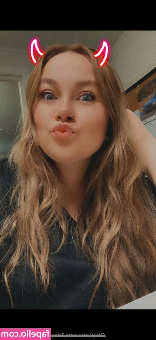 thatblondebtchronnie - Mmmm   I am so wet I want to feels that inside me daddy  quiero