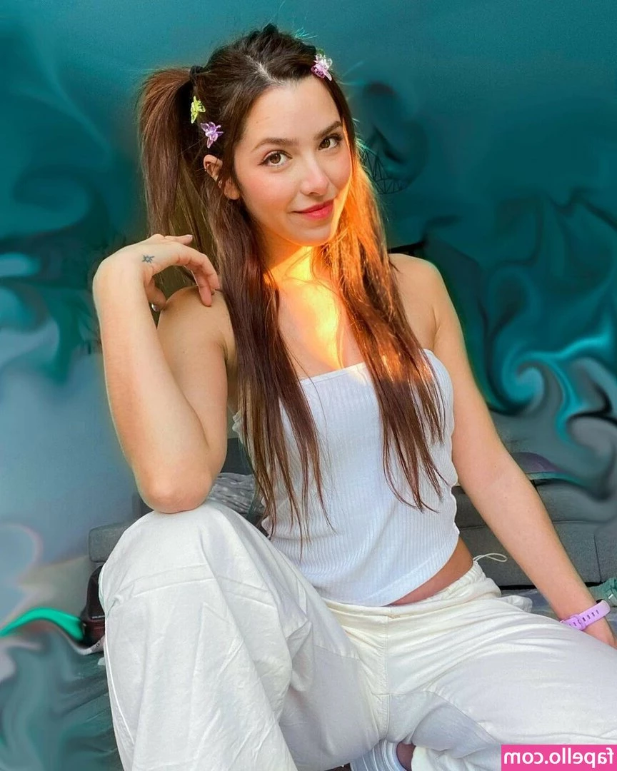 ASMR Glow [ asmr-glow ] - Pretty 19 year old showing me the pussy