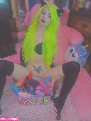 miezute [ miezute-1 ] - Happy Friday, babes