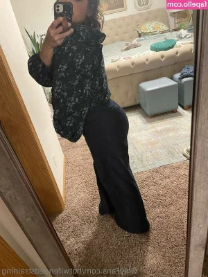 Innocent Sizequeen Nextdoor [ innocent-sizequeen-nextdoor ] - Revealing your xmas gift 🎁 want to give it a lick?
