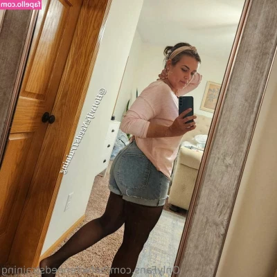 Innocent Sizequeen Nextdoor [ innocent-sizequeen-nextdoor ] - Full moon 😍 would you cum on it? 💦  don’t forget to LIKE my