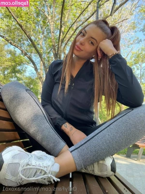 caramel_tv [ caramel-tv ] - Como de caliente se pone esta muñequita chiquita 🔥👅