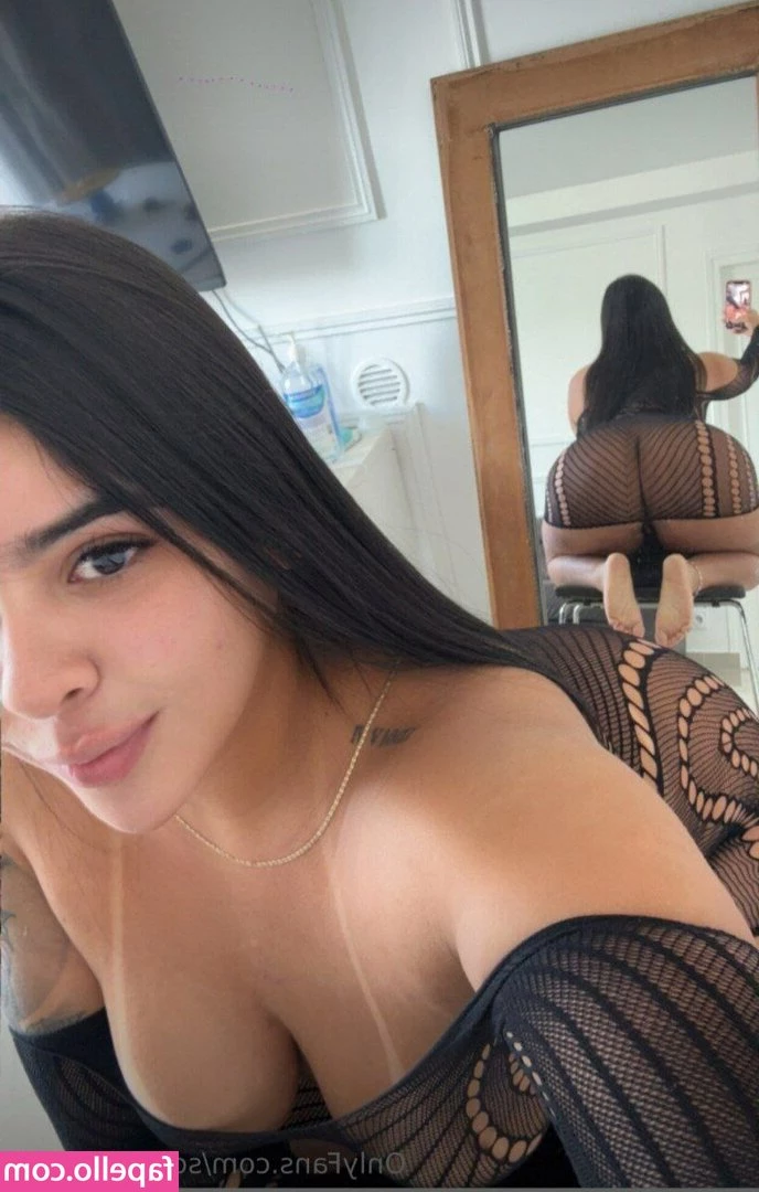sofiaospina23 - Was getting my hair cut and bruh kept rubbing his dick on my arm so I