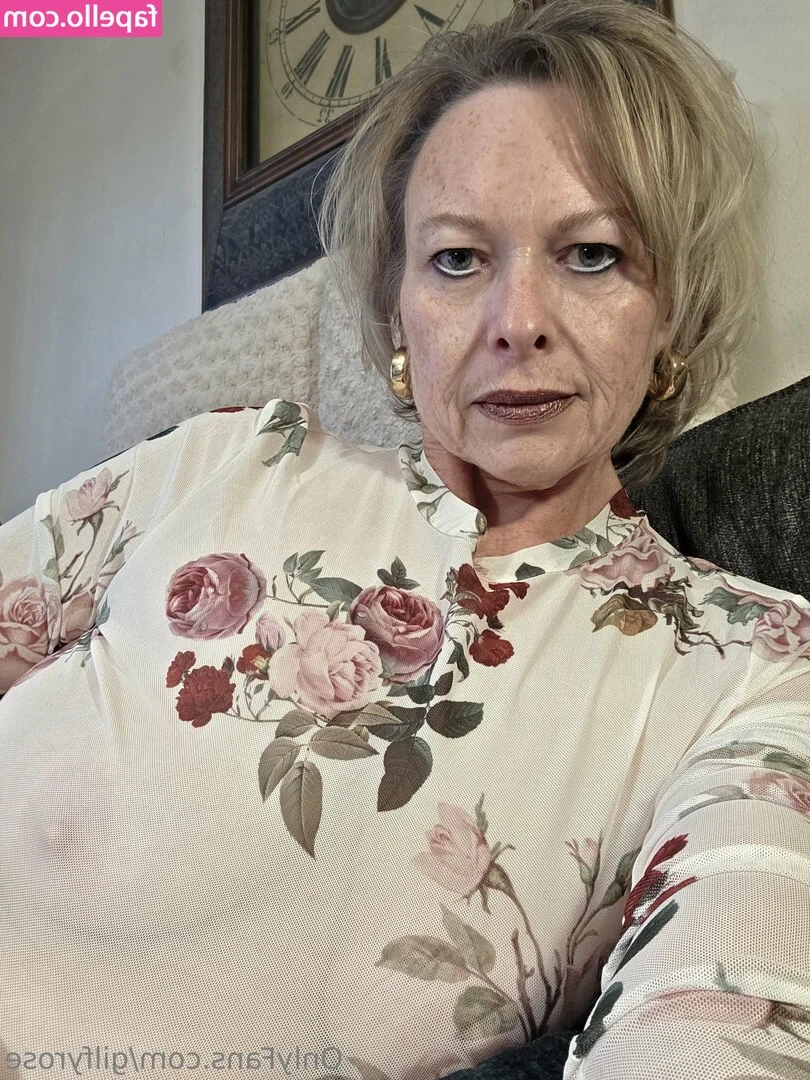 gilfyrose - I love to show myself to y’all knowing you’ll masturbate to my