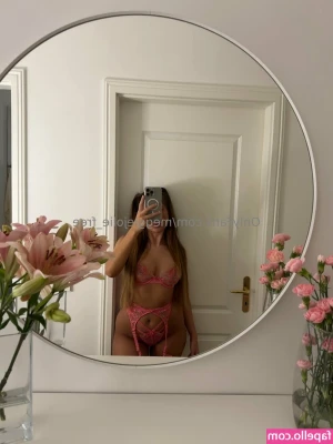 meggiejolie_free [ meggiejolie-free ] - First right titts popping out
