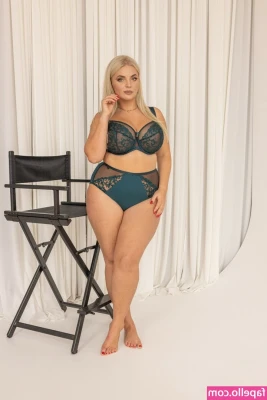 Ines Cudna [ ines-cudna ] - Waiting for you to order a custom video so I can hear about your