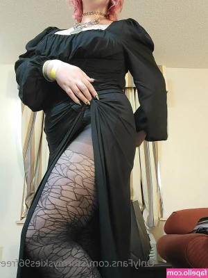 stormyskies96free - Black bra and black panty. Black always looks good don’t you think