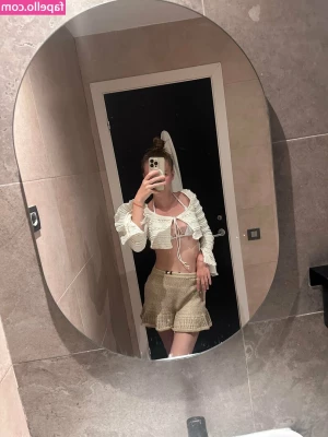 chloe_barbie [ chloe-barbie ] - Another day oiled up in the sun, lots of content made🥵  Message me