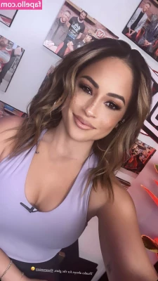 Kayla Braxton [ kayla-braxton ] - are you into public stuff or should i put my clothes back on?
