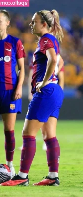 Alexia Putellas [ alexia-putellas ] - What size do you handle