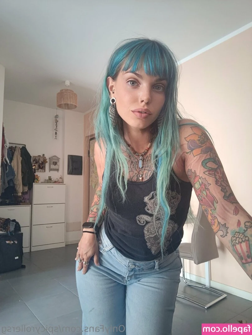 spicyrollersg - For all my foot slaves out there 😈