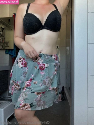 diekleinelaura [ diekleinelaura-1 ] - Hi   I m camping right now  Do you want to see more sexy pics