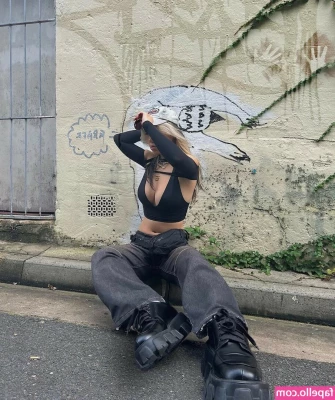 Lizzie Cao [ lizzie-cao ] - a lil beach  a lil booty