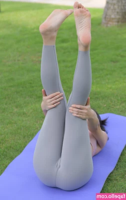 camlinngh_official [ camlinngh-official ] - look at you down there worshipping your favorite ass and feet 😩