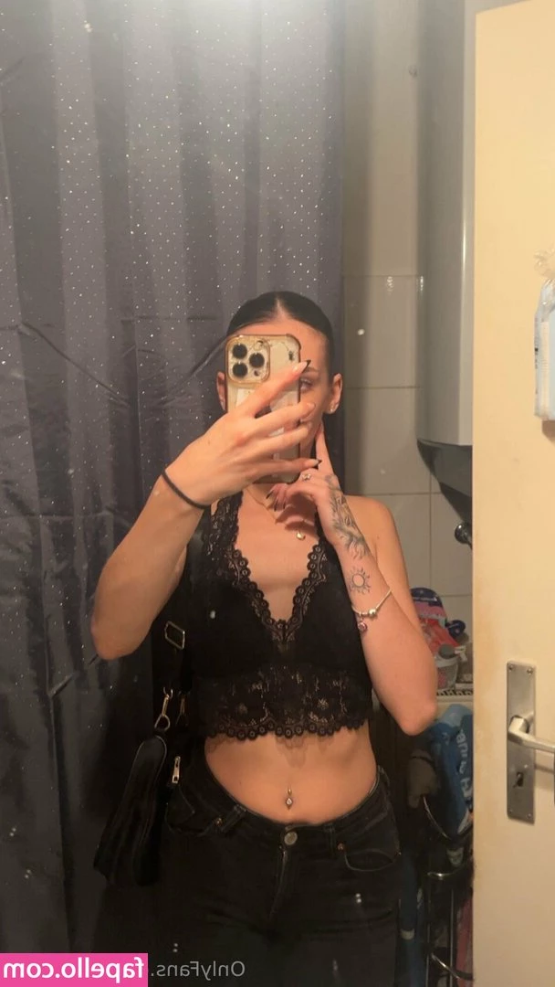 lenadevis - this naughty babe wants to play with you