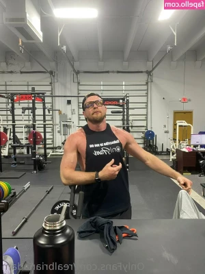 realbrianadam - I exercise naked and show off my curves while I walk on the treadmill