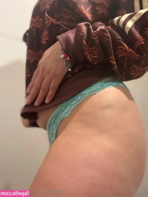 edna22 - Feet and pussy pics at request😜 I’m a size 7 btw😉