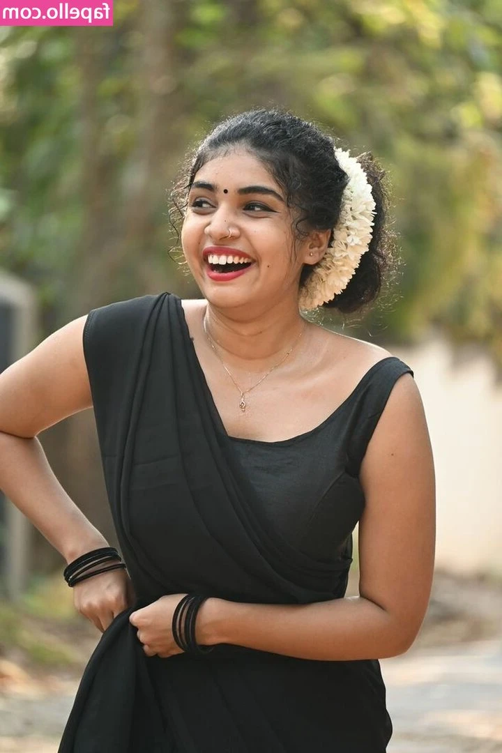 Neerutty - Playing with my pussy right now who wants to watch 👅👅👅