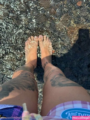 bobbiirosexo - Just gonna sit this here for a moment. Showing off in my thong bikini