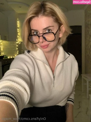 chloe_magic [ chloe-magic ] - Spank me?🍑😍
