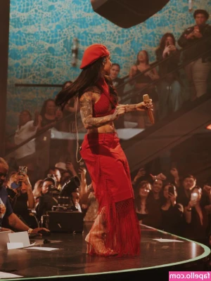 Kehlani - Quick cardio session at my place? 😏👅