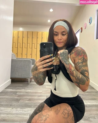 Kehlani - Green light and nail polish