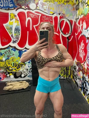 ellasfitnesslife - Getting lost in her eyes 👀🌈