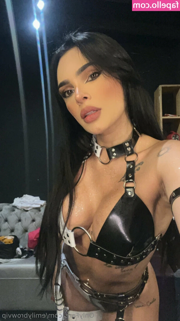 emilybrowvip - My apartment smells like a whore pad so I decided to take the day off