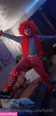 toony_clown [ toony-clown ] - Mi allargo pian piano il culetto con tre plug di varie dimensioni per