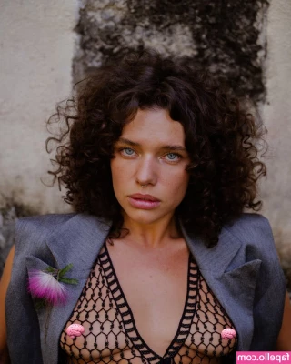 Bruna Linzmeyer [ bruna-linzmeyer ] - Don t you just love a girl that can roll a blunt