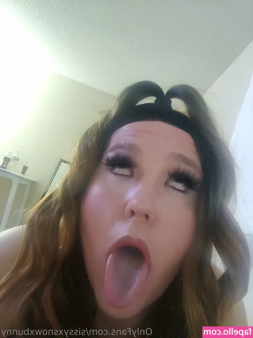 sissyxsnowxbunny - In between work calls  I got bored  getting my clit sucked by my