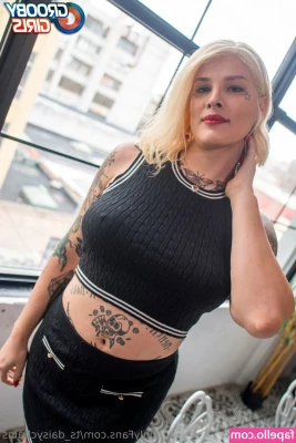 ts_daisychains [ ts-daisychains ] - wanna see me take the rest off? 😍